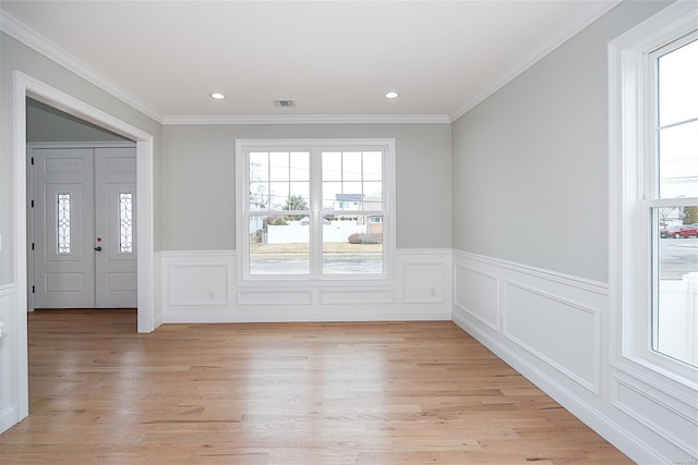 entrance foyer with light wood-type flooring, visible vents, crown molding, and recessed lighting