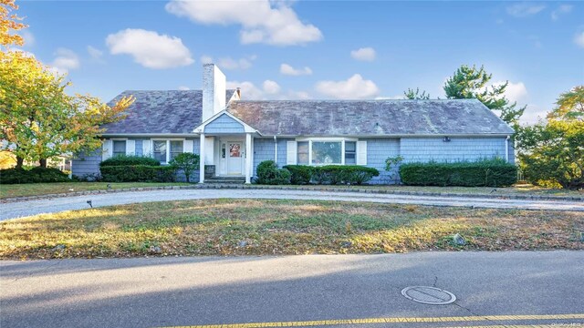 1230 Harbor Rd, Hewlett Harbor, NY 11557 - ranch-style house with a chimney, a front yard, and curved driveway