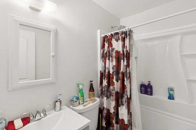 full bathroom featuring shower / tub combo with curtain, vanity, and toilet