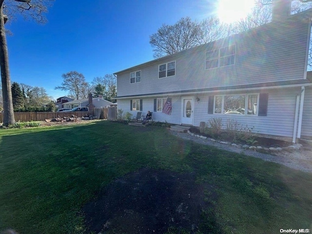 view of front facade featuring a front lawn