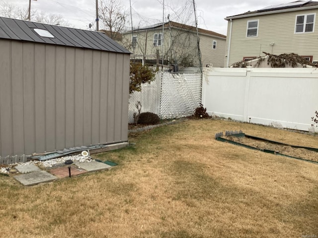 view of yard featuring a shed