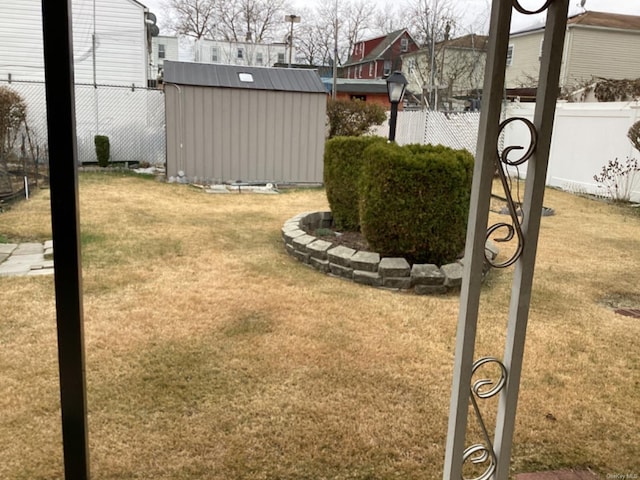 view of yard featuring a shed