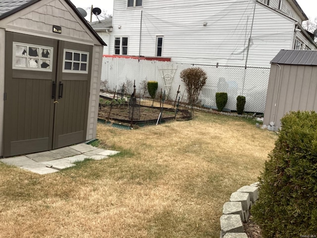 view of yard featuring a shed