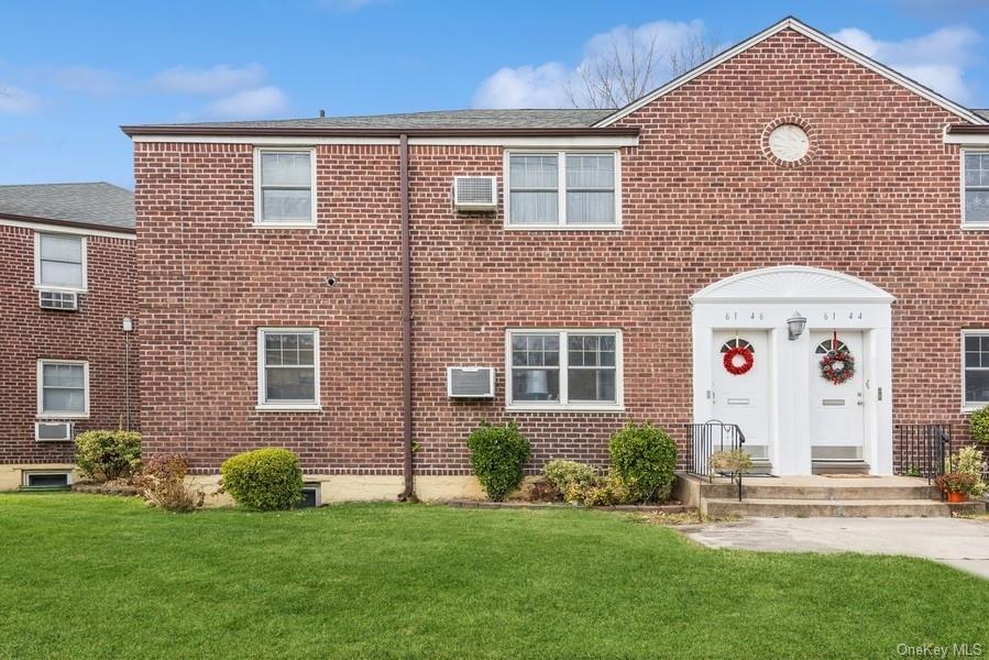 view of front of property with a front yard