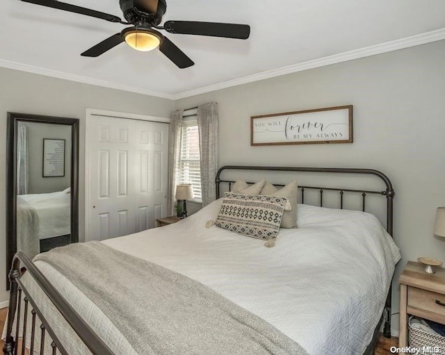 bedroom with ceiling fan, a closet, and ornamental molding