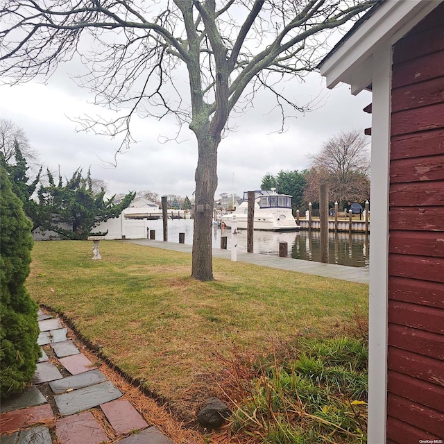 view of yard featuring a water view