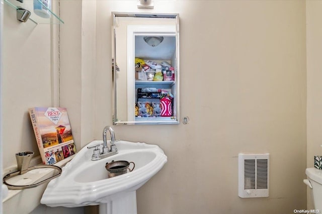 bathroom featuring sink