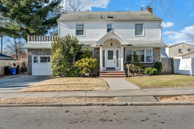 view of front facade featuring a front yard