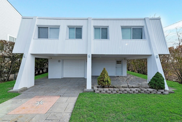 view of front of house with a front yard and a garage