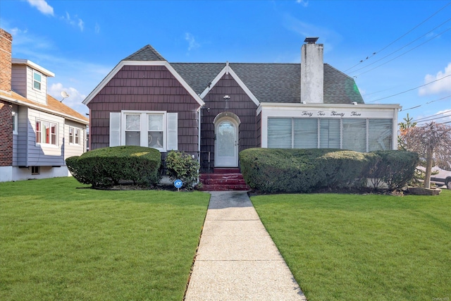 view of front of house featuring a front lawn