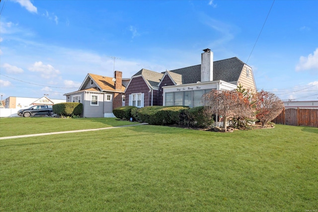 view of front of house featuring a front yard