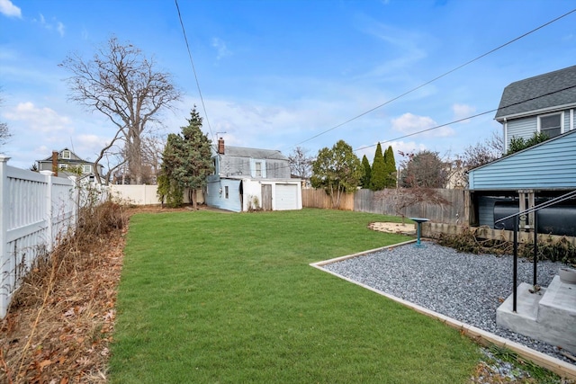 view of yard with an outbuilding