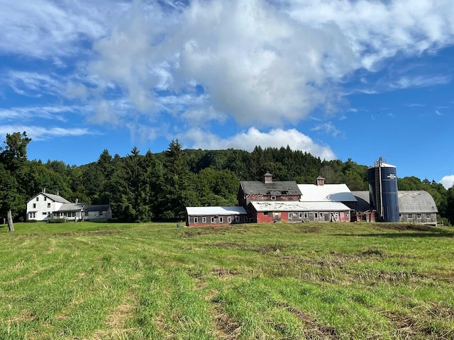 view of yard featuring a rural view