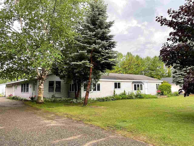 view of front of property featuring a front yard