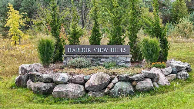 Listing photo 2 for 575 Harbor View Ln, Petoskey MI 49770