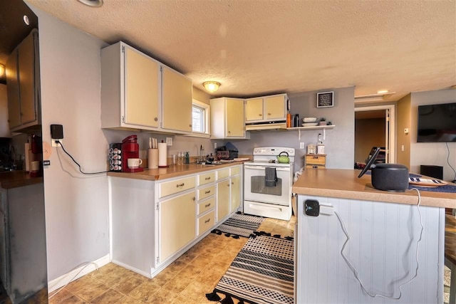 kitchen with kitchen peninsula, a textured ceiling, white range with electric cooktop, and sink