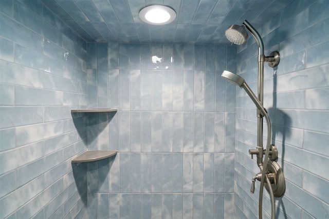 bathroom featuring a tile shower