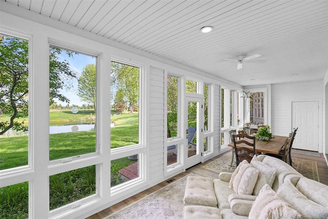 sunroom with ceiling fan