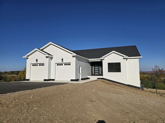 view of front facade featuring a garage