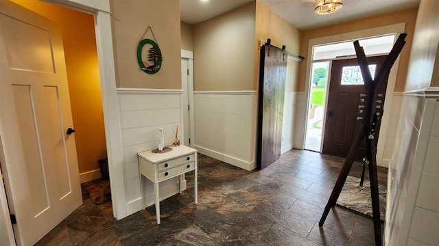 foyer featuring a barn door