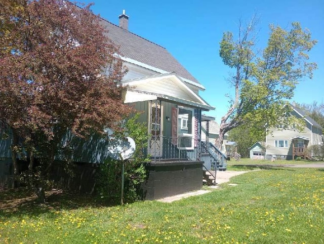 view of front of house with a front lawn