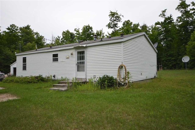 back of house featuring a lawn