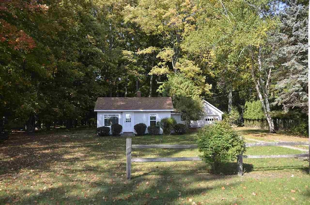 view of front of property with a front yard