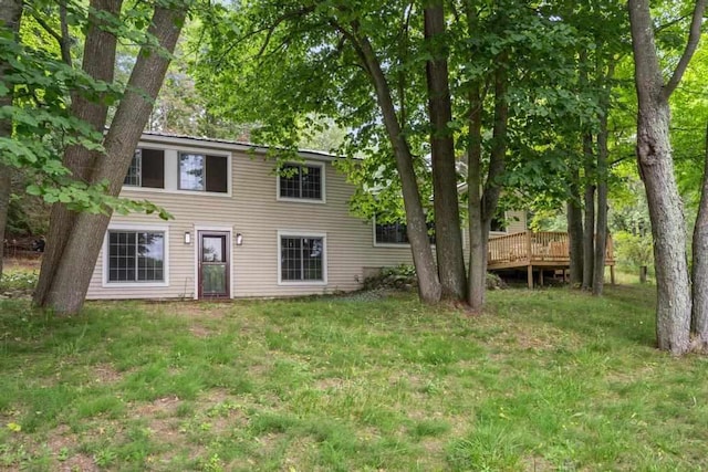 view of front facade featuring a deck and a front lawn