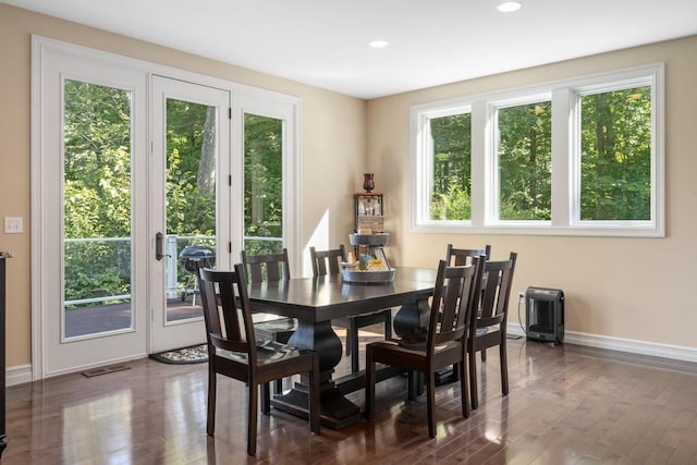 dining room with dark wood-style flooring, recessed lighting, visible vents, and baseboards