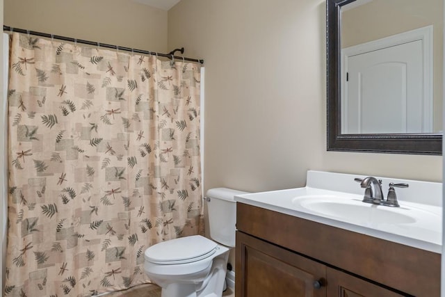 full bath with toilet, curtained shower, and vanity