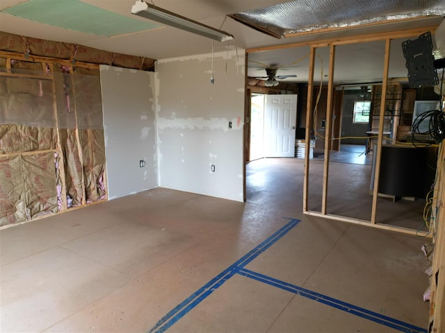 unfurnished room with concrete floors and ceiling fan