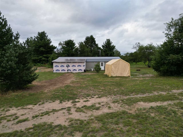 view of yard featuring an outdoor structure