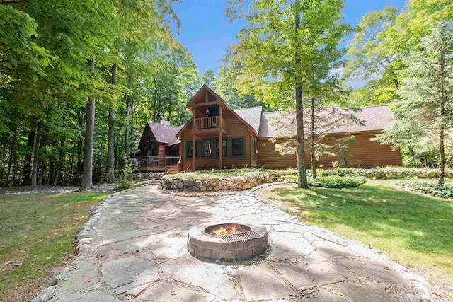 view of front facade with a front lawn and a fire pit