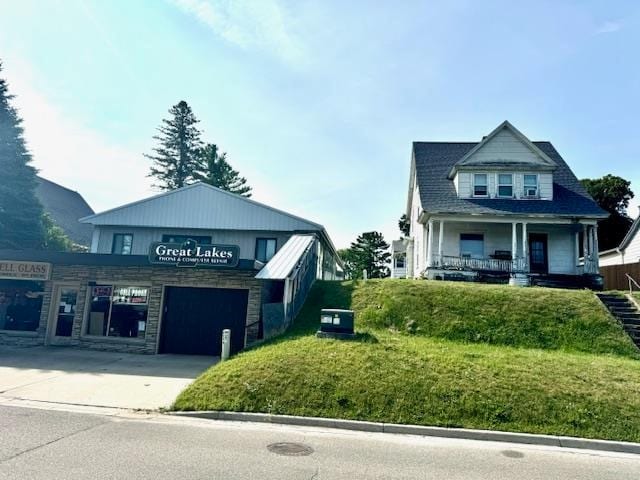 view of front of home featuring a front yard and a garage