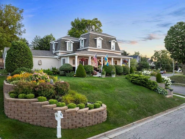 view of front facade with a yard