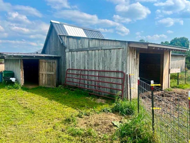 view of outdoor structure featuring a yard