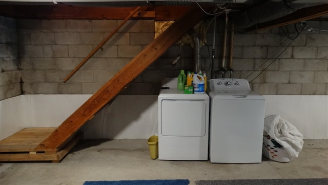 laundry room with washing machine and dryer