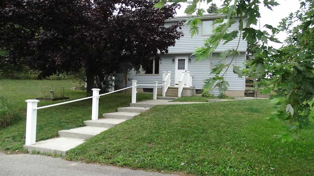 view of front of property featuring a front yard