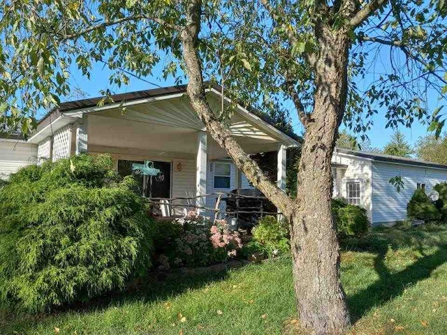 view of front of property featuring a front lawn and covered porch