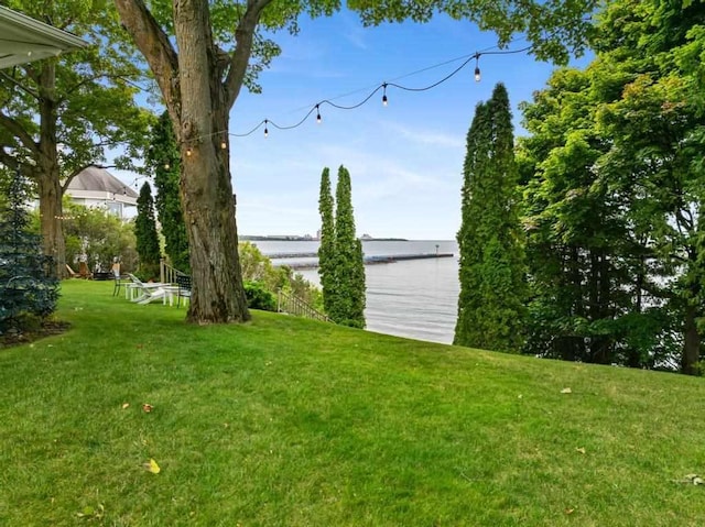 view of yard featuring a water view