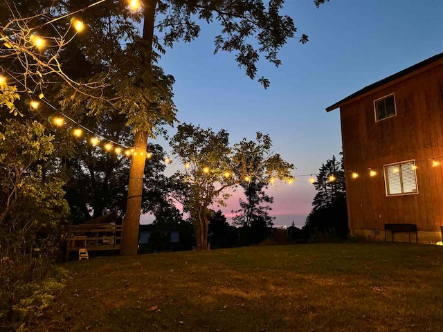 view of yard at dusk