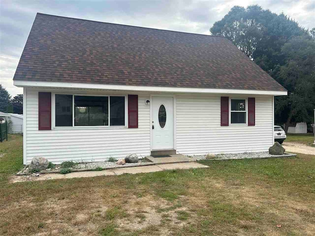 view of front of home featuring a front yard