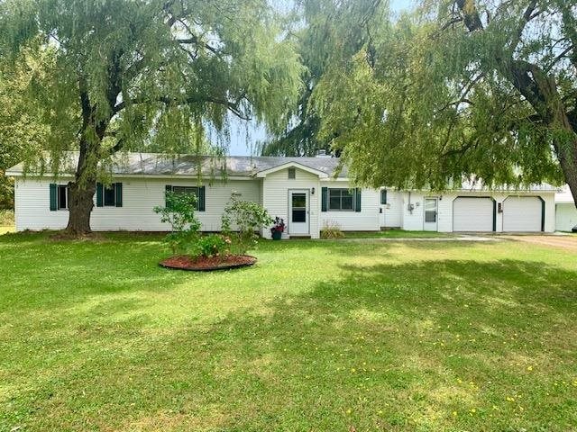 single story home featuring a front lawn and a garage