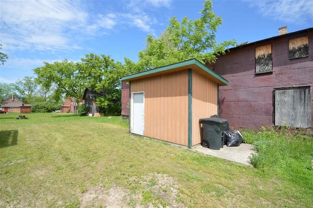 view of yard featuring a shed