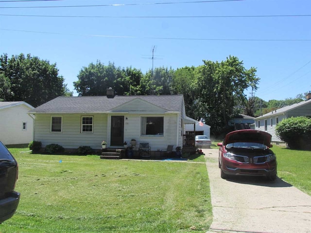 view of front of property featuring a front lawn