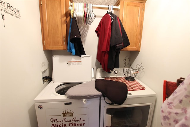 laundry area featuring cabinets and independent washer and dryer