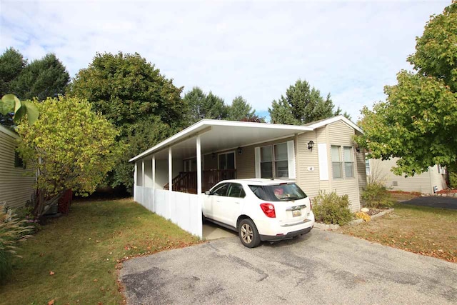 view of front of house featuring a carport and a front lawn