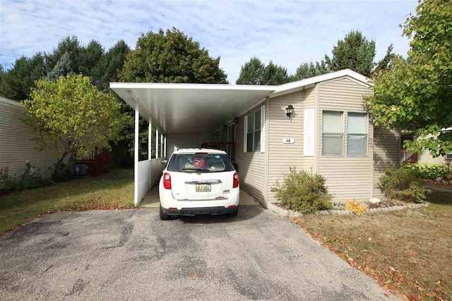 view of front of house featuring a front lawn and a carport