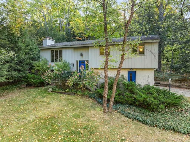 view of side of property featuring a lawn