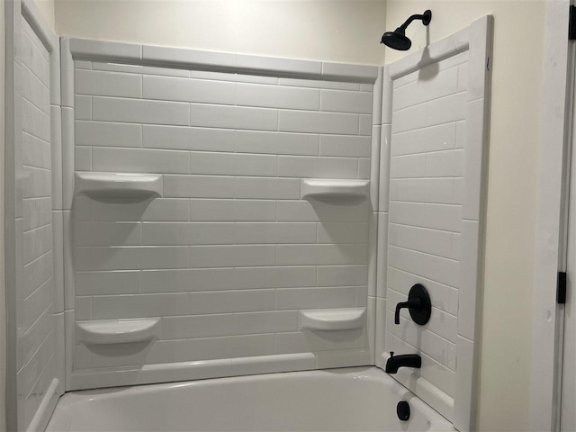 bathroom featuring tiled shower / bath